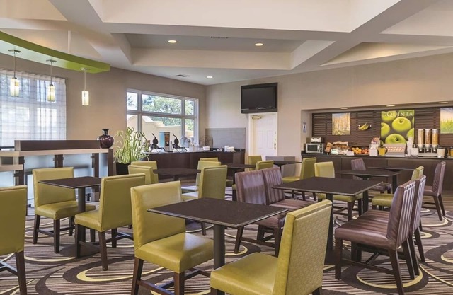 Wonderful Place To Stay! 4 Great Units! Minutes Away to iFLY Indoor Skydiving!