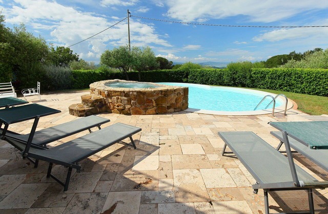 Wonderful private villa with WIFI, private pool, A/C, hot tub, TV, patio, panoramic view, parking
