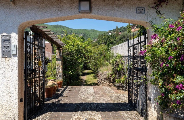 Wonderful private villa for 6 guests with WIFI, pets allowed and parking