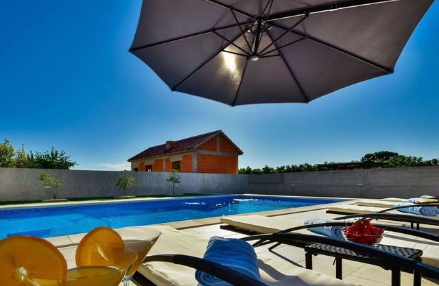 Belle maison de vacances privée avec piscine privée, climatisation, WIFI, TV, balcon et parking
