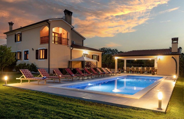 Maison de vacances privée avec piscine privée, WIFI, TV, balcon, animaux admis, parking