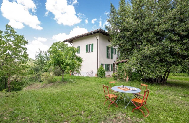 Wonderful private villa for 7 guests with TV, balcony and parking