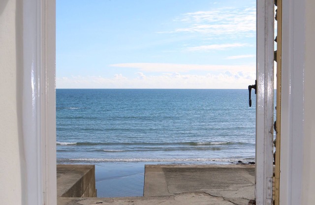 Magnifique conversion de niveau inversé située sur le front de mer dans un pittoresque hameau rural au sud