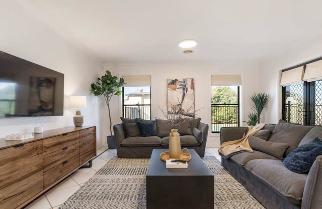 Wonderful Roselawn - Great Location with Pool!