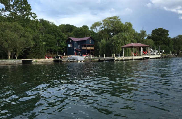 Magnifique maison au bord du lac Cayuga à seulement 2,5 km du centre-ville d'Ithaca!