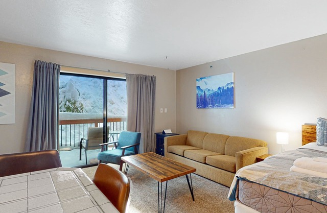 Wonderful studio with balcony - inside Yosemite National Park