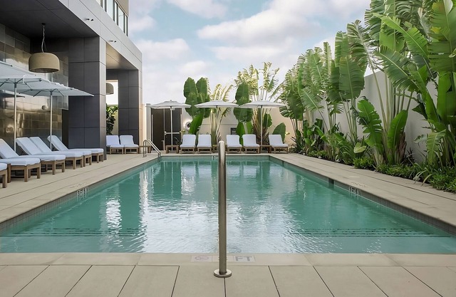 Wonderful Trip to Orlando! Outdoor Pool, Shuttle Service, Onsite Parking!