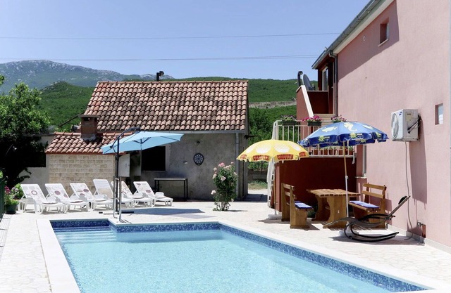 Joli appartement pour 6 personnes avec WIFI, piscine privée, TV, balcon, animaux admis et parking