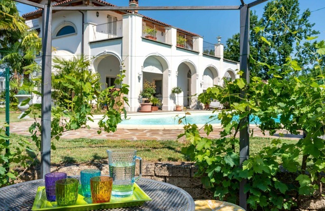 Magnifique maison de vacances pour 7 personnes avec WIFI, piscine, TV et parking