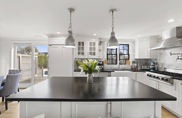 Wonderfull beach house w/ amazing back yard, Pool, fire pit, Spa. Great location