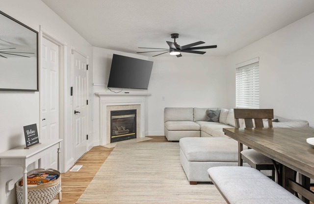 Wonderfully Updated, Pet Friendly, Open Layout, Pool Table, BBQ, Next to Edgefield Golf and Concerts