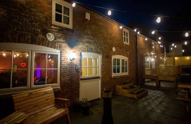 Wood-fired Hot-tub in quirky one bed holiday home