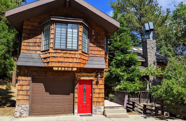 Wood Haven — Enormous 4-Story Cabin for Family and Work Retreats [Sleeps 19]