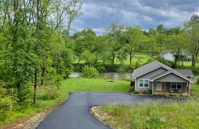 Wood Haven on the River- cozy cottage on the Hiawassee River in Hayesville NC