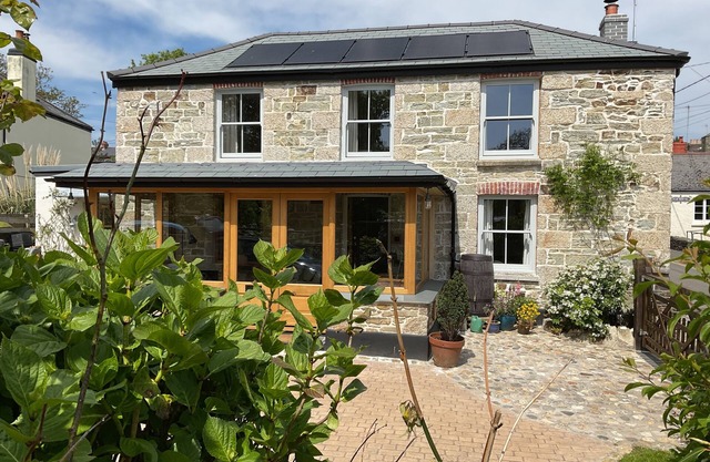 WOODBINE COTTAGE, pet friendly, with open fire in Mylor Bridge