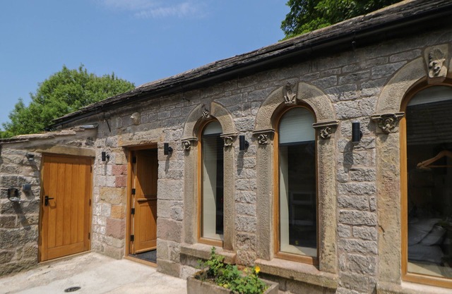 WOODBINE RETREAT, character holiday cottage, with a garden in Buxton