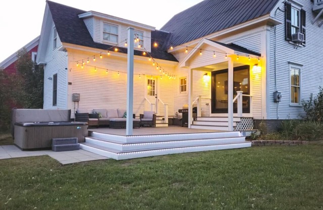 ★ NOUVEAU ★ Grande maison historique avec 6. 5 BAINS-Près du ski, sur la rivière, avec bain à remous