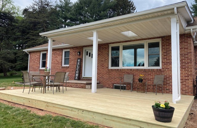 Wooded and secluded 3-bedroom house with a view, game room, and gym in Dover