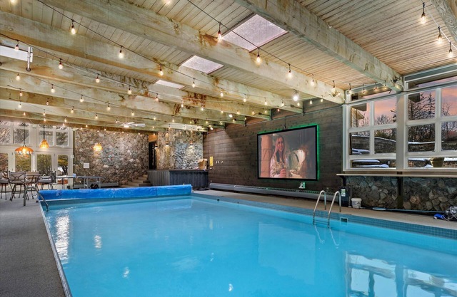 Amazing Five Bedroom Milwaukee Vacation Home!!