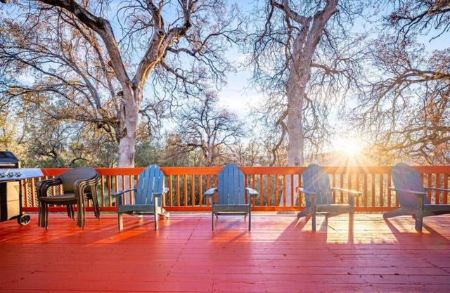 Wooded Hills Mountain home w/Hot tub/firepit/BBQ