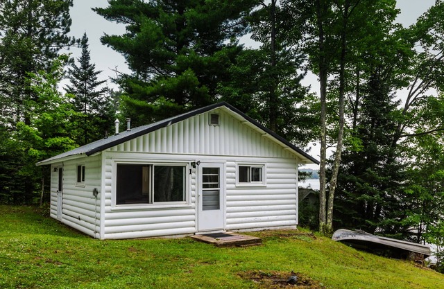 Cottage rénové au bord du lac, bain à remous, jetée de pêche, bateaux, motoneige hors propriété