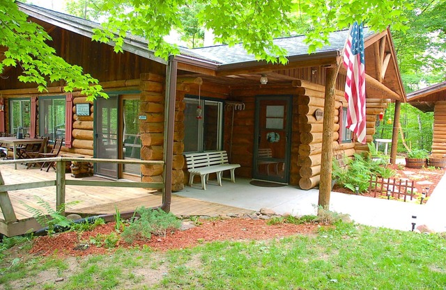 Privé boisé - True Log Cabin on Pristine Spider Lake