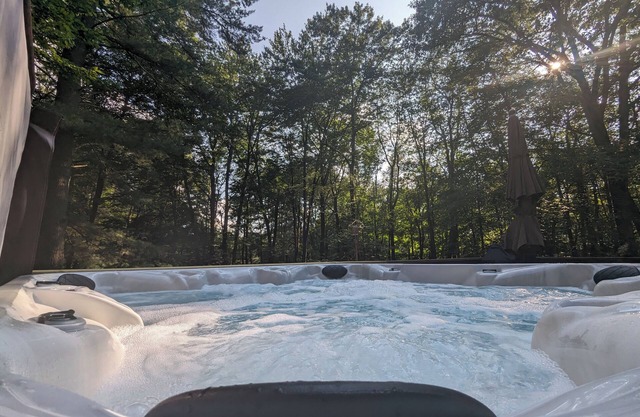 Wooded Retreat: 3 Bed/3 Bath, Hot Tub, A/C, Fire Pit, Ping Pong + Yard Games