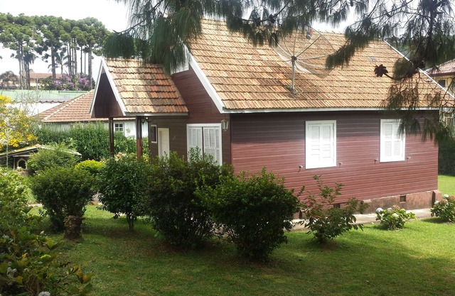 CHALET BOIS - 2 pâtés de maisons de la principale Av / 3 km de Capivari.