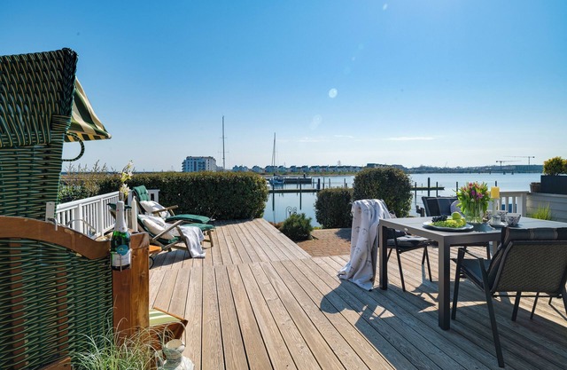 Wooden holiday home "Bootshaus" with sauna, bathing jetty and south-facing terrace with Baltic Sea view