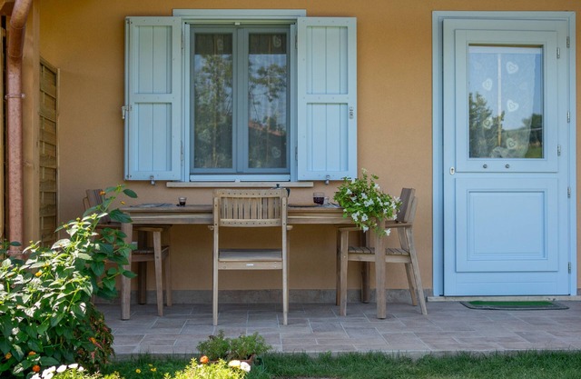 Maisonnette en bois avec porche et jardin