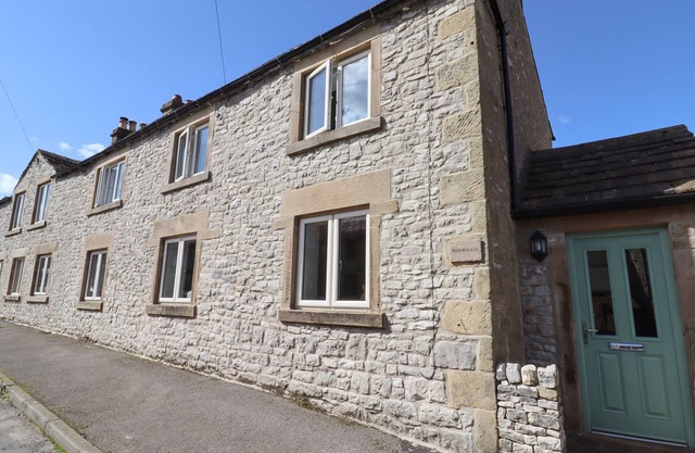 WOODGATE, pet friendly, character holiday cottage in Miller’s Dale