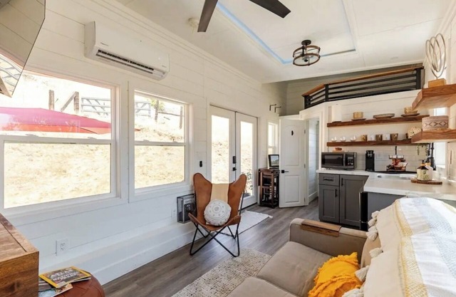 Woodlake Tiny House ❤️ Charming, Cozy, & Quiet