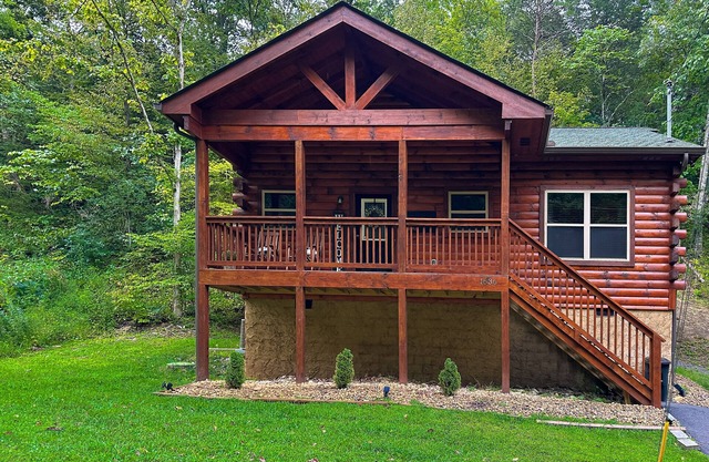 Woodland cabin with hot tub, front and rear porches, & free attraction tickets