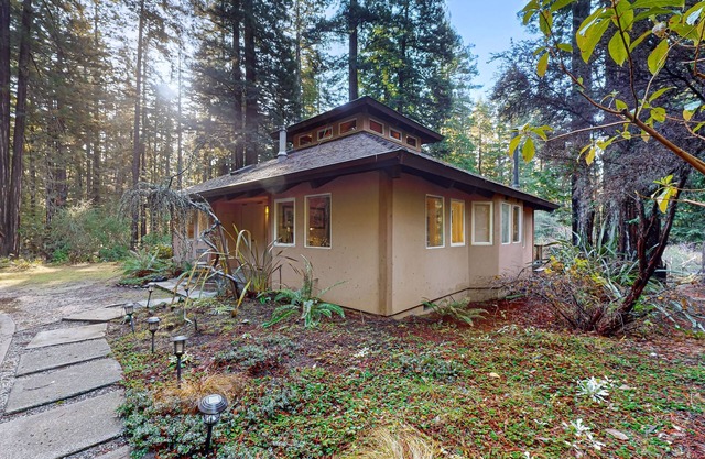 NOUVELLE LISTE! Woodland Home w / spa, terrasse, olivier, près de la plage-1 chien OK