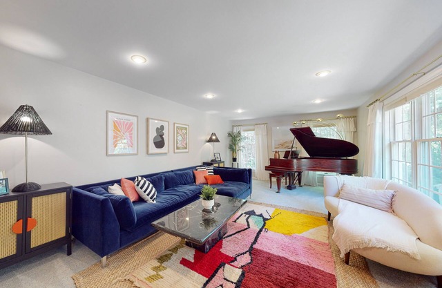 Woodland home with screened porch, 2 living rooms - near historic waterfront