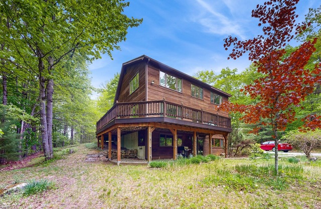Woodland house with furnished wraparound deck, washer/dryer, & safe