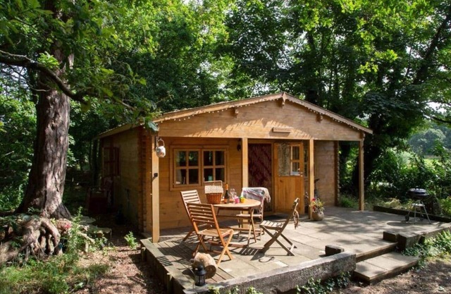 Cosy Countryside Woodland Lodge with Outdoor Seating - Dog Friendly