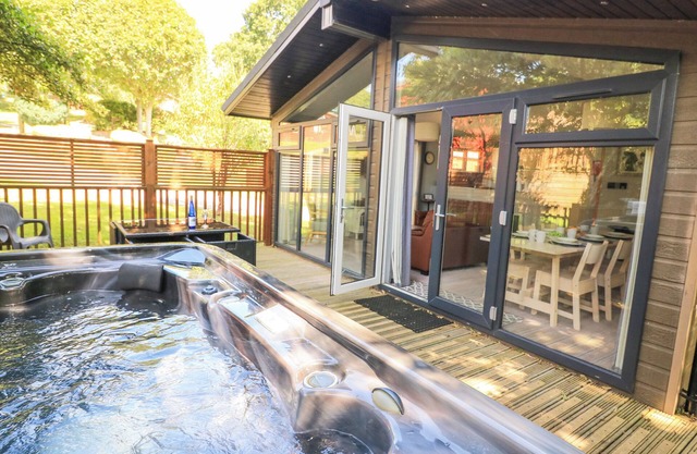 WOODLAND VIEW 7 - OAK CABIN, pet friendly, with pool in Chudleigh