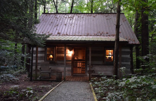 Cabane-Salle de bain privée séparée-Romantique-Vue sur le bois-Blue Log Cabin