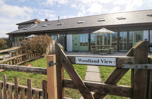WOODLAND VIEW, pet friendly, character holiday cottage in West Down