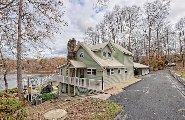 Lakefront, firepit, dock, pool table
