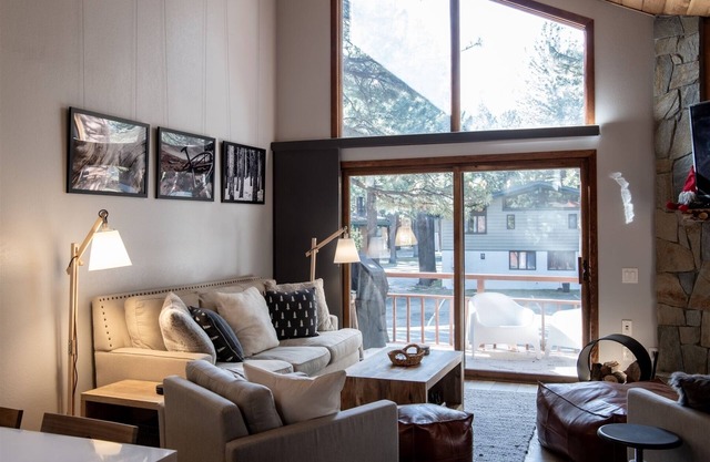 Woodlands 9- Beautiful Townhouse Close to Town