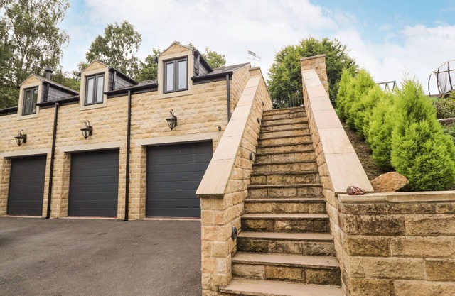 WOODLANDS, pet friendly, with open fire in Cononley
