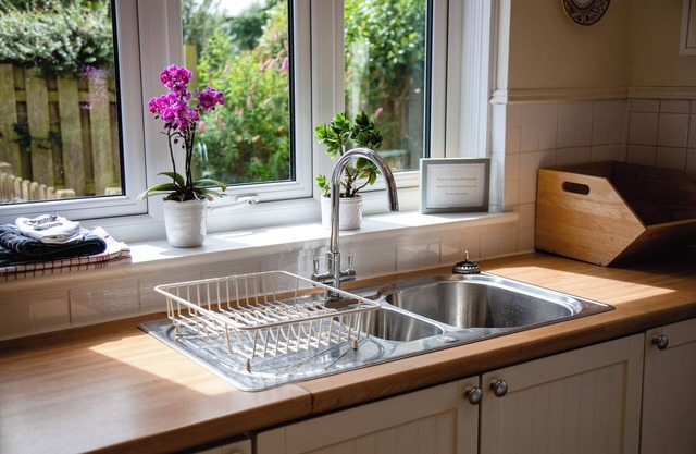 WOODLEA, family friendly, character holiday cottage in Seahouses