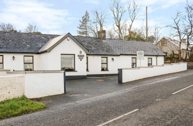 WOODLEIGH COTTAGE, avec feu ouvert à Ballycastle, Réf 998119