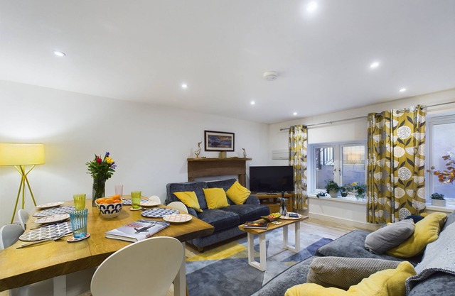 Woodman's Cottage, Penrith - a cottage that sleeps 4 guests in 2 bedrooms