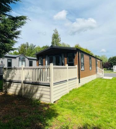 Woodpark Lodge with Hot Tub