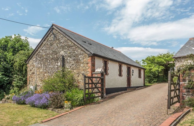 WOODPECKER COTTAGE, pet friendly, with open fire in Bradworthy
