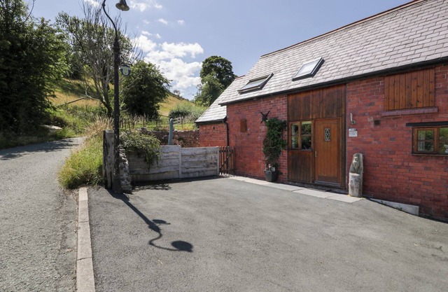 WOODPECKER COTTAGE, pet friendly, with a garden in Llangollen