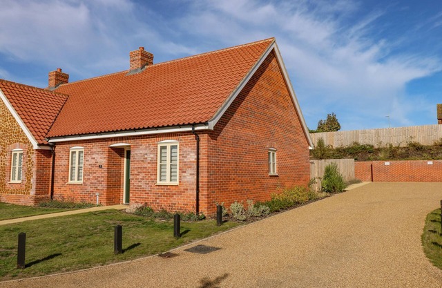 WOODPECKER, pet friendly, character holiday cottage in Hunstanton
